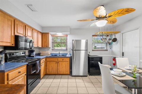 House in Gulfport, Florida 2 bedrooms, 95.5 sq.m. № 1916125 - photo 9