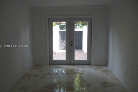 Снять в аренду таунхаус в Майами, Флорида 2 спальни, 185.8м2, № 1977001 - фото 4