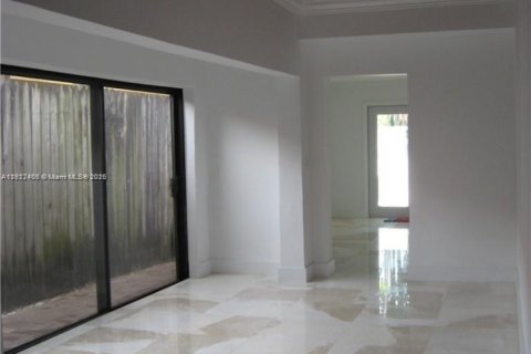 Снять в аренду таунхаус в Майами, Флорида 2 спальни, 185.8м2, № 1977001 - фото 5