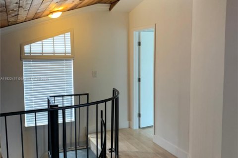 Снять в аренду таунхаус в Майами, Флорида 2 спальни, 185.8м2, № 1977001 - фото 13