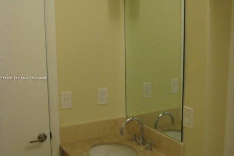 Снять в аренду таунхаус в Майами, Флорида 2 спальни, 185.8м2, № 1977001 - фото 12