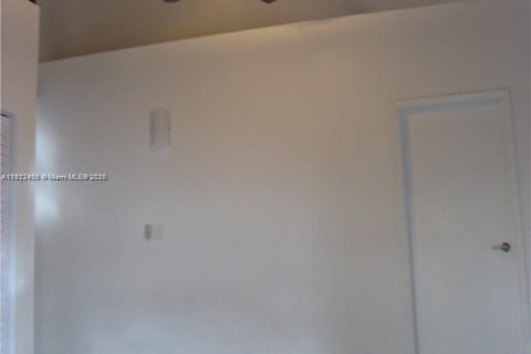 Снять в аренду таунхаус в Майами, Флорида 2 спальни, 185.8м2, № 1977001 - фото 8