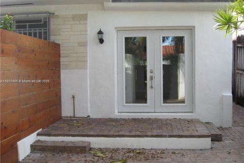Снять в аренду таунхаус в Майами, Флорида 2 спальни, 185.8м2, № 1977001 - фото 3
