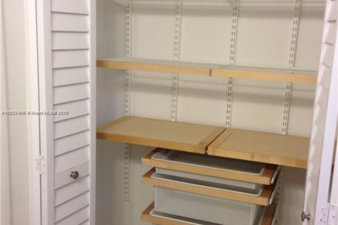 Снять в аренду таунхаус в Майами, Флорида 2 спальни, 185.8м2, № 1977001 - фото 11