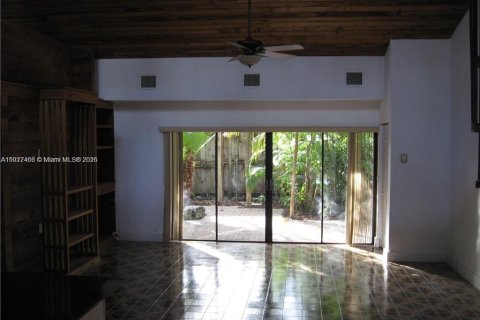 Снять в аренду таунхаус в Майами, Флорида 2 спальни, 185.8м2, № 1977001 - фото 6