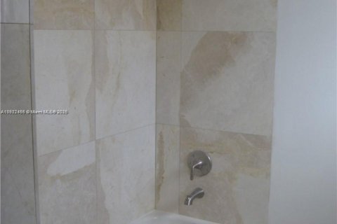 Снять в аренду таунхаус в Майами, Флорида 2 спальни, 185.8м2, № 1977001 - фото 10