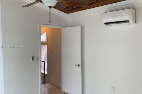 Снять в аренду таунхаус в Майами, Флорида 2 спальни, 185.8м2, № 1977001 - фото 15