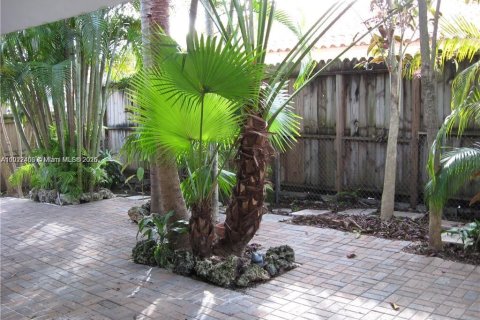 Снять в аренду таунхаус в Майами, Флорида 2 спальни, 185.8м2, № 1977001 - фото 19