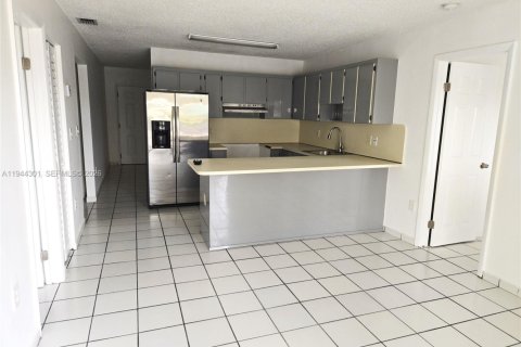 Apartment in Sweetwater, Florida 3 bedrooms, 88.26 sq.m. № 2001485 - photo 4