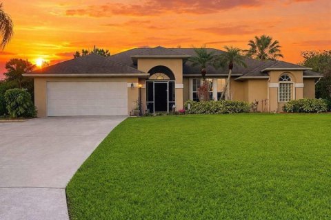 House in Port St. Lucie, Florida 3 bedrooms, 199.65 sq.m. № 2269278