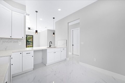 Casa en venta en Lehigh Acres, Florida, 3 dormitorios, 117.99 m2 № 1989592 - foto 30