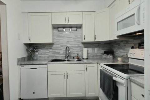 Condo in Fort Myers, Florida, 3 bedrooms  № 2216446 - photo 7