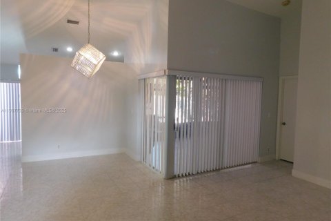 House in Miramar, Florida 3 bedrooms, 130.25 sq.m. № 1969191 - photo 5