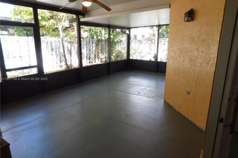 House in Miramar, Florida 3 bedrooms, 130.25 sq.m. № 1969191 - photo 14