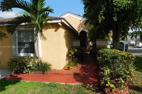 House in Miramar, Florida 3 bedrooms, 130.25 sq.m. № 1969191 - photo 2