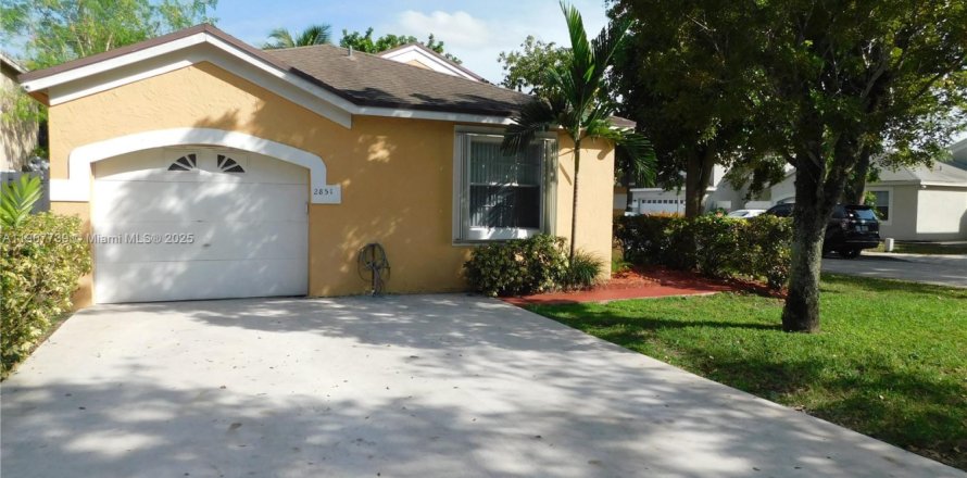 House in Miramar, Florida 3 bedrooms, 130.25 sq.m. № 1969191