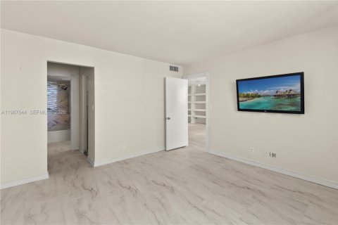 Condominio en venta en North Miami Beach, Florida, 2 dormitorios, 103.12 m2 № 2032626 - foto 20