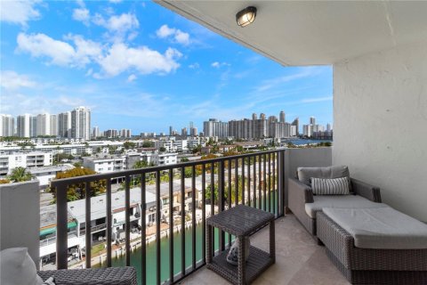 Condominio en North Miami Beach, Florida, 2 dormitorios  № 2032626