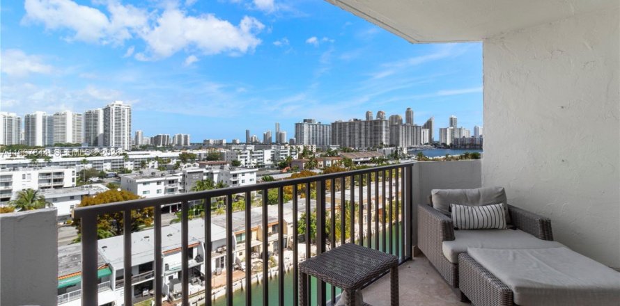 Condominio en North Miami Beach, Florida, 2 dormitorios  № 2032626