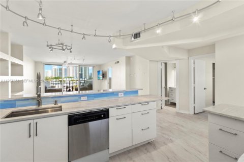 Condominio en venta en North Miami Beach, Florida, 2 dormitorios, 103.12 m2 № 2032626 - foto 14