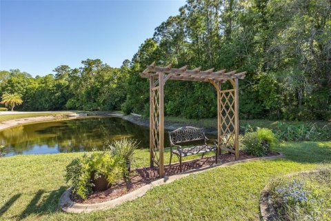 House in New Port Richey, Florida 4 bedrooms, 193.42 sq.m. № 2149908 - photo 13