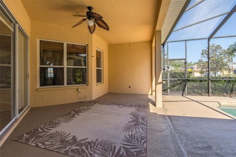 House in New Port Richey, Florida 4 bedrooms, 193.42 sq.m. № 2149908 - photo 12