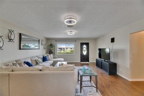 House in Sun City Center, Florida 2 bedrooms, 173.91 sq.m. № 1818931 - photo 12