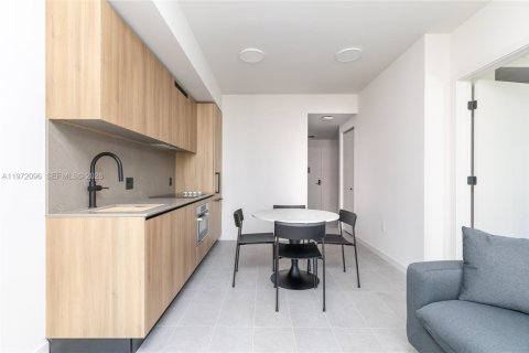 Condominio en Miami, Florida, 1 dormitorio  № 2035940