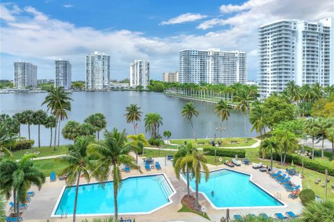 Condominio en alquiler en Aventura, Florida, 2 dormitorios, 120.12 m2 № 1966035 - foto 1