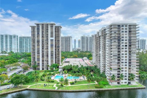 Condominio en alquiler en Aventura, Florida, 2 dormitorios, 120.12 m2 № 1966035 - foto 2