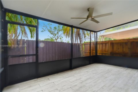 Townhouse in Miami, Florida 3 bedrooms, 107.77 sq.m. № 2069595 - photo 27