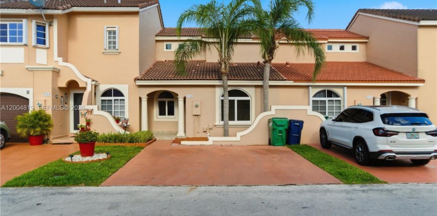 Townhouse in Miami, Florida 3 bedrooms, 107.77 sq.m. № 2069595