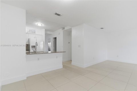 Townhouse in Miami, Florida 3 bedrooms, 107.77 sq.m. № 2069595 - photo 6