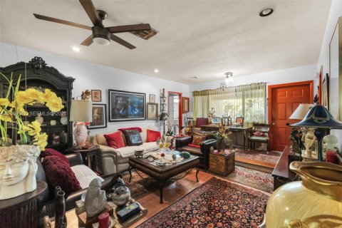 Villa ou maison à vendre à South Miami, Floride: 3 chambres, 176.51 m2 № 2402060 - photo 4