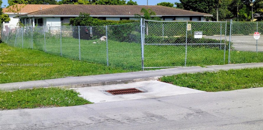 Land in Hallandale Beach, Florida № 1979217