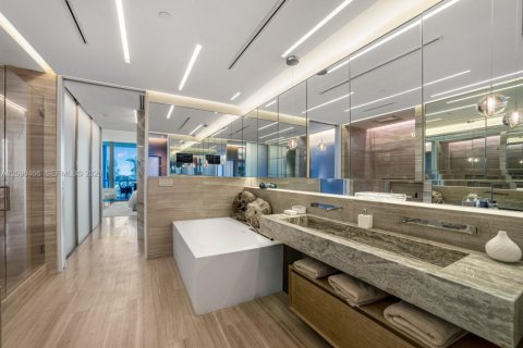 Condo in Miami Beach, Florida, 2 bedrooms  № 2401270 - photo 12