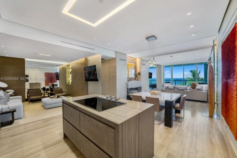 Condo in Miami Beach, Florida, 2 bedrooms  № 2401270 - photo 17