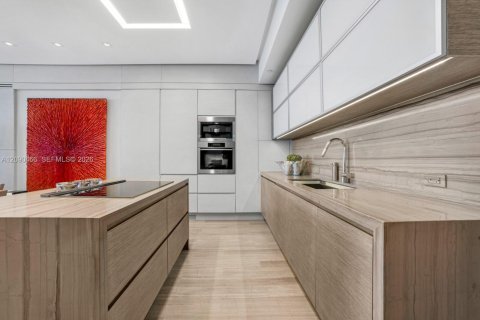 Condo in Miami Beach, Florida, 2 bedrooms  № 2401270 - photo 9