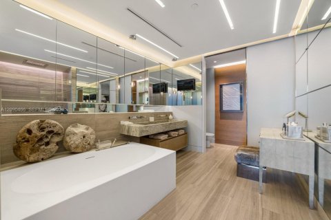 Condo in Miami Beach, Florida, 2 bedrooms  № 2401270 - photo 11