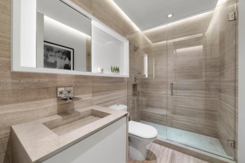 Condo in Miami Beach, Florida, 2 bedrooms  № 2401270 - photo 16