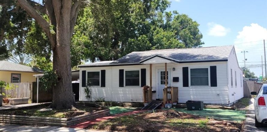 House in Saint Petersburg, Florida 2 bedrooms, 123.75 sq.m. № 1871220