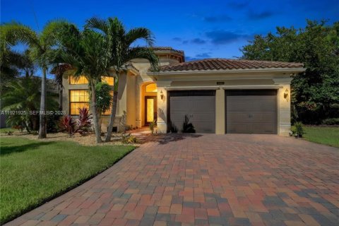 House in Delray Beach, Florida 3 bedrooms, 301.84 sq.m. № 2020935 - photo 2