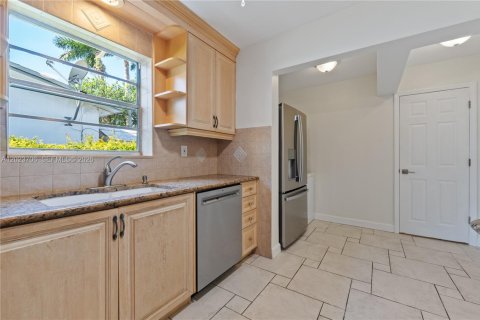 House in Dania Beach, Florida 2 bedrooms, 157.93 sq.m. № 2248043 - photo 25