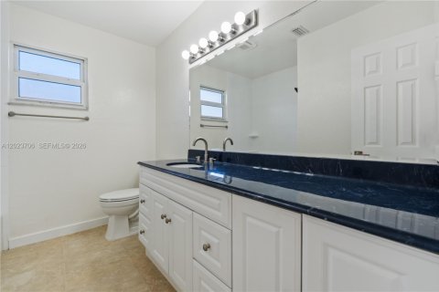 House in Dania Beach, Florida 2 bedrooms, 157.93 sq.m. № 2248043 - photo 10