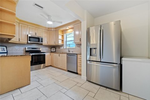 House in Dania Beach, Florida 2 bedrooms, 157.93 sq.m. № 2248043 - photo 24