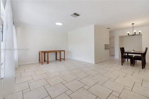 House in Dania Beach, Florida 2 bedrooms, 157.93 sq.m. № 2248043 - photo 23