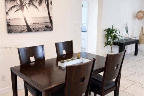 House in Dania Beach, Florida 2 bedrooms, 157.93 sq.m. № 2248043 - photo 19