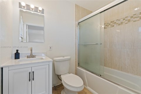 House in Dania Beach, Florida 2 bedrooms, 157.93 sq.m. № 2248043 - photo 4