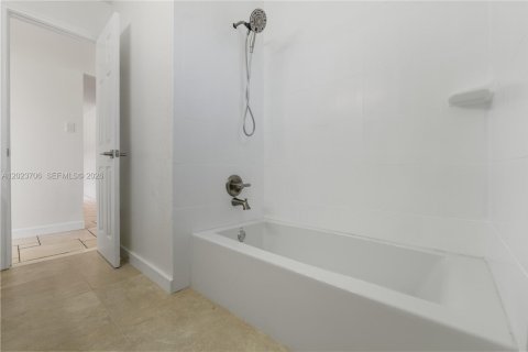 House in Dania Beach, Florida 2 bedrooms, 157.93 sq.m. № 2248043 - photo 11