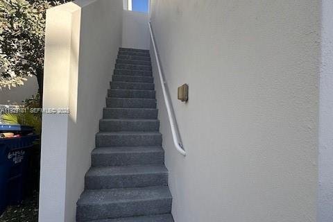 Immobilier commercial à louer à Doral, Floride: 215.25 m2 № 1987557 - photo 1